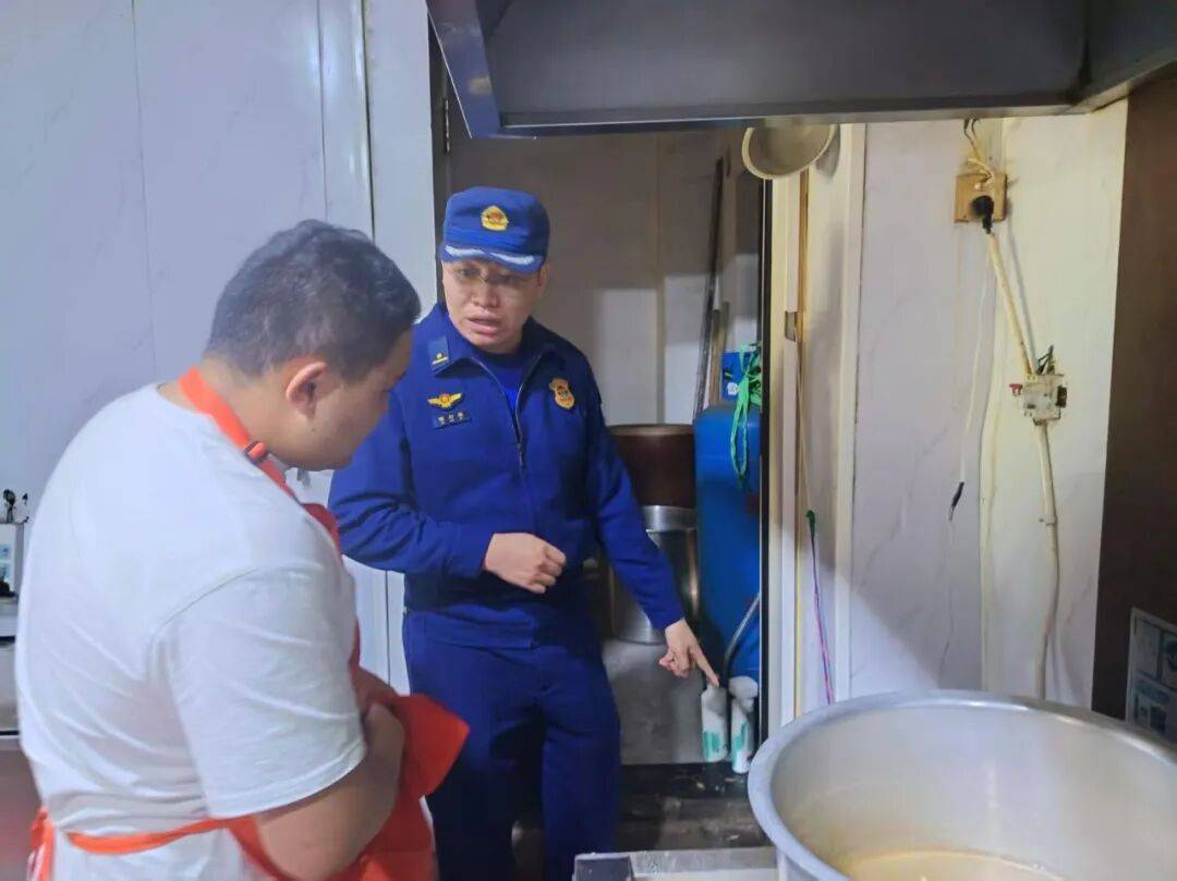 河南县消防救援大队开展“九小场所”消防安全隐患排查整治工作